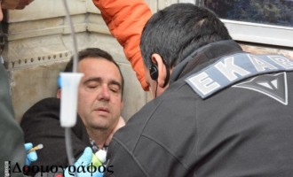 Δέρνουν αλύπητα κόσμο στο Σύνταγμα – Ο Μπαλασόπουλος χτυπημένος στο έδαφος!