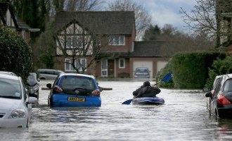 Πραγματικός κατακλυσμός στη Βρετανία – 130.000 σπίτια χωρίς ρεύμα