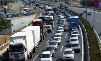 Την πληρωμή τελών κυκλοφορίας αυτοκινήτων ανά μήνα προωθεί η κυβέρνηση