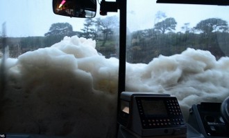 Οδηγός λεωφορείου προσπαθεί να αποφύγει τον… αφρό της θάλασσας