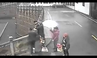 Κίνα: Περαστικοί τρέχουν για να σώσουν γυναίκα που προσπαθεί να αυτοκτονήσει από γέφυρα