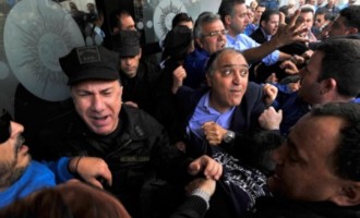 Κύπρος: Οργισμένοι διαδηλωτές μπήκαν στο προαύλιο της Βουλής