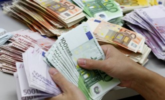 Οι Έλληνες κρατούν καταθέσεις 20 δισ. ευρώ κάτω από το στρώμα