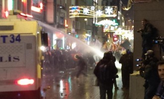 Φωτογραφίες από τις άγριες οδομαχίες στην Κωνσταντινούπολη – ο Ερντογάν “φιμώνει” το διαδίκτυο