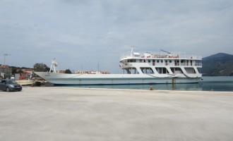 Ντροπή! Πληρώνουν εισιτήριο στο ferry-boat για το Ληξούρι όσοι μεταφέρουν ανθρωπιστική βοήθεια