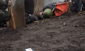 Εικόνες σοκ – Δύο Ουκρανοί νεκροί από σφαίρες