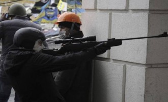 Παραστρατιωτικοί “διαδηλωτές” άνοιξαν πυρ κατά τηλεοπτικού συνεργείου στο Κίεβο