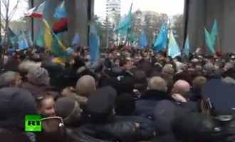 Τάταροι (Τούρκοι) της Κριμαίας εναντίον Ρώσων – ΒΙΝΤΕΟ από τις βίαιες διαδηλώσεις