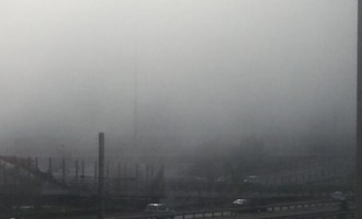 «Αόρατος» ο Πειραιάς: Σύννεφο πυκνής ομίχλης σκέπασε τα πάντα!