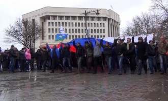 Άπλωσαν τεράστια ρωσική σημαία στη Συμφερόπολη της Κριμαίας