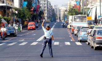 Σάλος στην Αστυνομία με την Ελληνίδα τροχονόμο που έκανε αλλαγή φύλλου