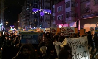 “Κάτω οι κλέφτες” φωνάζουν για τον Ερντογάν οι Τούρκοι διαδηλωτές σε όλες τις πόλεις