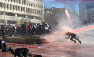 Τουρκία – Εικόνες ΣΟΚ: Με κανόνια νερού “τίναζαν” διαδηλωτές στον αέρα