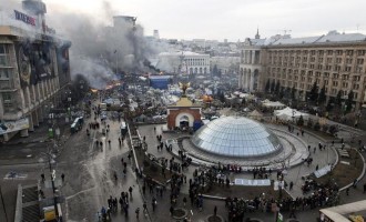 Βίντεο σοκ: Πυροβόλησαν στο κεφάλι διαδηλώτρια στο Κίεβο