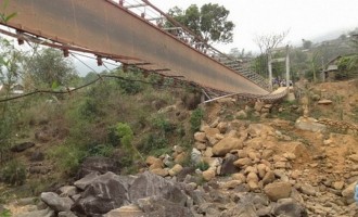 Γέφυρα καταρρέει on camera – 8 νεκροί και 30 τραυματίες