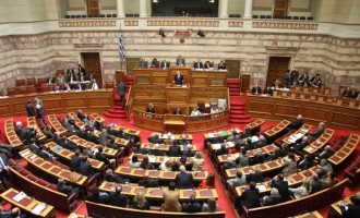Το ΠΑΣΟΚ υποστηρίζει τώρα ότι δεν θα ψηφίσει το νομοσχέδιο για τις λαϊκές