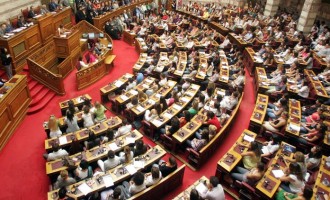 Προκλητική τροπολογία – ρουσφέτι διασώζει τους αποσπασμένους στα βουλευτικά γραφεία