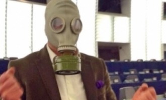 Έλληνας ευρωβουλευτής με αντιασφυξιογόνο μάσκα στο Ευρωκοινοβούλιο