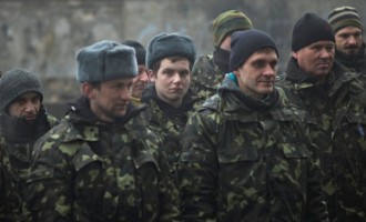 Εθελοντές συρρέουν σε κέντρα κατάταξης του Ουκρανικού Στρατού στο Κίεβο