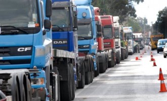 Αναστέλλουν την απεργία τους οι φορτηγατζήδες