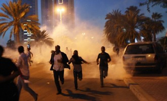 Μπαχρέιν: Το δακρυγόνο πετυχαίνει τον… κάμεραμαν