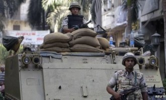 Μασκοφόροι άνοιξαν πυρ σε στρατιωτικό πούλμαν στο Κάιρο