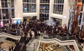 ΕΚΤΑΚΤΗ ΕΙΔΗΣΗ: Η αστυνομία πολιορκεί εμπορικό κέντρο όπου έχουν καταφύγει διαδηλωτές – Έριξαν δακρυγόνα
