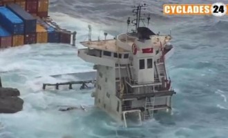 Κύματα σκεπάζουν το τουρκικό πλοίο που προσάραξε στη Μύκονο (νέο βίντεο)