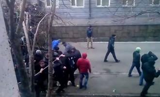 ΕΚΤΑΚΤΗ ΕΙΔΗΣΗ: Ρώσοι πολίτες εισβάλουν στο τοπικό Κοινοβούλιο του Ντονέσκ (ΒΙΝΤΕΟ)