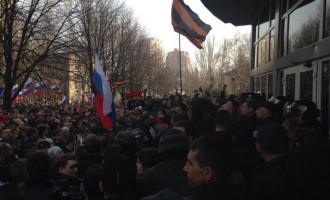 Έκτακτη είδηση: Ρώσοι διαδηλωτές κάνουν έφοδο στα κεντρικά της αστυνομίας στο Ντονέτσκ