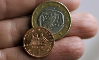 Η Ελλάδα μπορεί να μείνει στο ευρώ και να τυπώσει παράλληλα και εθνικό νόμισμα
