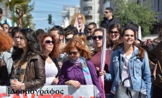 Η Αθήνα διαδηλώνει ενάντια στα μνημόνια και στην εξαθλίωση
