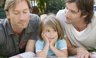 Γερμανία: Ομοφυλόφιλοι θα μπορούν να υιοθετούν παιδιά του συντρόφου τους