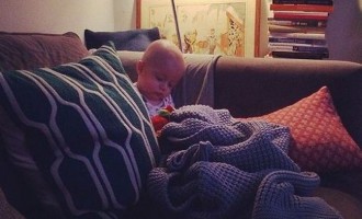 Πόσο μεγάλωσε ο γιος της, που κοιμάται μόνος του στον καναπέ