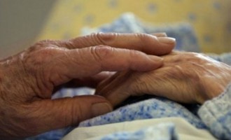 ΝΤΡΟΠΗ: Έστειλαν 90χρονη με Αλτσχάιμερ στο κρατητήριο γιατί χρωστούσε στο δημόσιο… 5.000 ευρώ