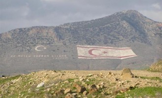Σάλος στα κατεχόμενα: Κατέβασαν τουρκική σημαία