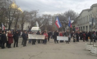 “Μητέρα Ρωσία σκέπασε και εμάς” – Διαδήλωση στη Συμφερόπολη