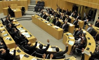 Ανατροπή στην Κύπρο: Τα κόμματα δεν ψηφίζουν τον νόμο για τους πλειστηριασμούς