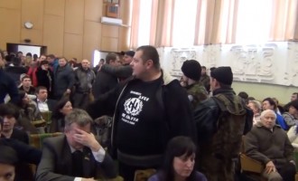 Δείτε σε βίντεο Ουκρανούς ναζί, οπλισμένους με ρόπαλα και σφυριά, να τρομοκρατούν δημοτικούς συμβούλους