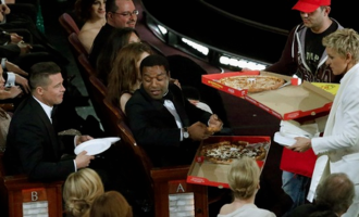 Όσκαρ 2014: Παρήγγειλαν πίτσα, αλλά είχαν… «καβούρια» στις τσέπες τους