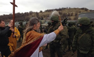 Φωτορεπορτάζ: Οι ορθόδοξοι κληρικοί ευλογούν παντού τους Ρώσους στρατιώτες