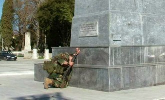 Συγκινεί ο στρατιώτης που γονάτισε μπροστά στο άγαλμα του Θ. Κολοκοτρώνη