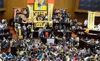 Ταϊβάν: Φοιτητές εισβάλουν στην Βουλή και κάνουν κατάληψη (βίντεο)