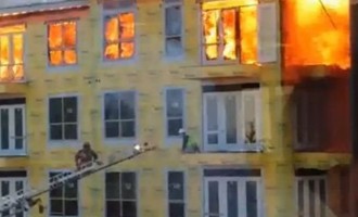 Συγκλονιστικό βίντεο: καρέ καρέ η επιχείρηση απεγκλωβισμού πολίτη από φλεγόμενο κτίριο