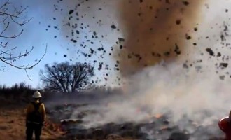 Κολοράντο: Πυροσβέστες κινδύνευσαν να καούν από “τυφώνα φωτιάς”  (βίντεο)