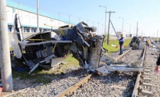 “Εμπόλεμη ζώνη” σιδηροδρομικός σταθμός στην Τουρκία, 9 νεκροί από σύγκρουση τρένου με λεωφορείο