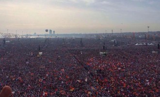 Καταγγέλουν τον Τούρκο… “Μπιρσίμ” ότι “μεγάλωσε” την συγκέντρωση του Ερντογάν