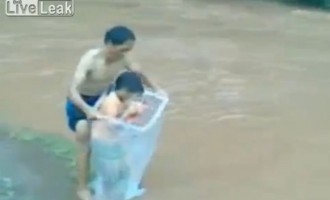 Βιετνάμ: Οι μαθητές περνάνε το ποτάμι μέσα σε πλαστικές σακούλες (βίντεο)