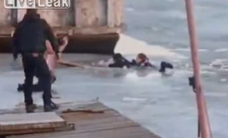 Δραματική διάσωση κοπέλας που έπεσε στα παγωμένα νερά του Βόλγα (βίντεο)