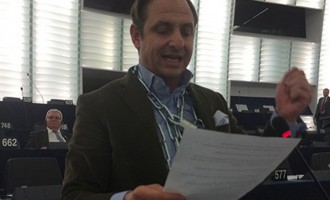 Ο Χατζημαρκάκης αλυσοδέθηκε στο Ευρωπαϊκό Κοινοβούλιο απαίτησε να μπει  “Λουκέτο στην Τρόικα, όχι στην Ελλάδα”